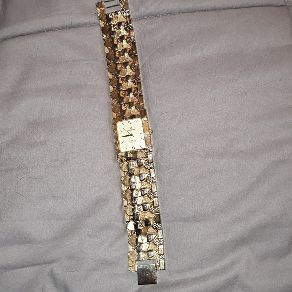 Vintage 1980s–1990s Bulova “Gold Nugget” Diamond Quartz Watch - Picture 9 of 10